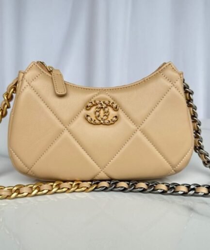 CHANEL 19 chain bag
