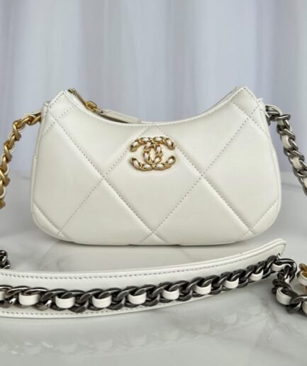 CHANEL 19 chain bag