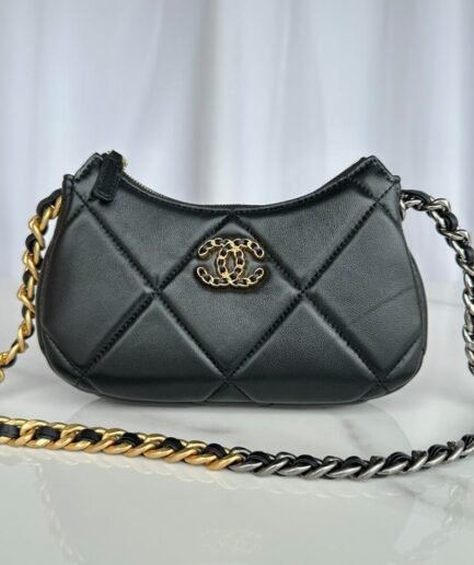 CHANEL 19 chain bag