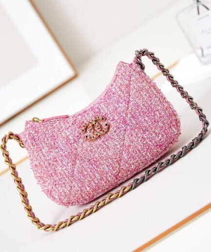 CHANEL 19 chain bag